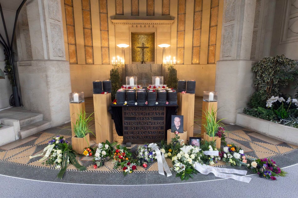 Der Altar im Inneren des Krematoriums auf dem Urnenhain Tolkewitz.