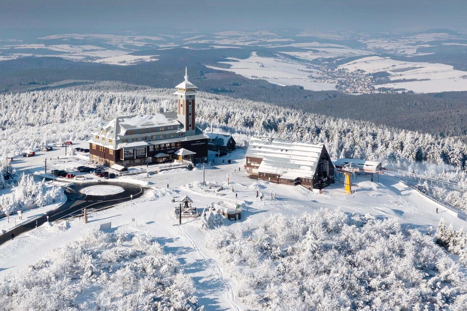 Der vereiste Fichtelberg - Oberwiesenthal startete spät in die Saison, hatte dann aber zwei tolle Monate Skibetrieb. Am Samstag ist großes Finale am Berg. (Archivbild)