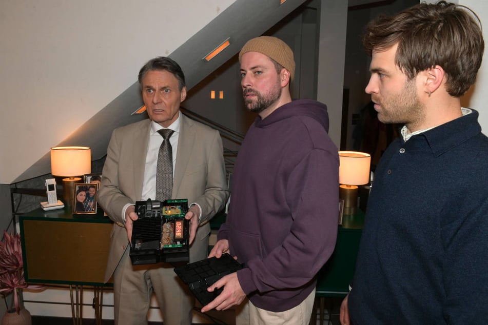 Wolfgang Bahro (65, l.) musste in der Szene die ganze Zeit die Bombenattrappe festhalten.