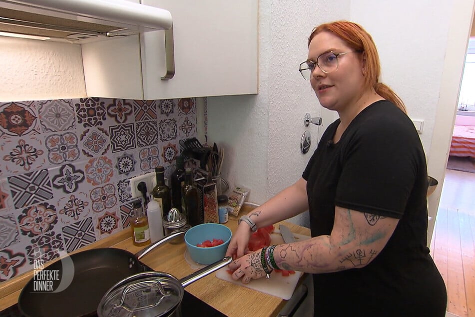 "Das perfekte Dinner": Kandidatin Kira geht zum Auftakt großes Risiko ein