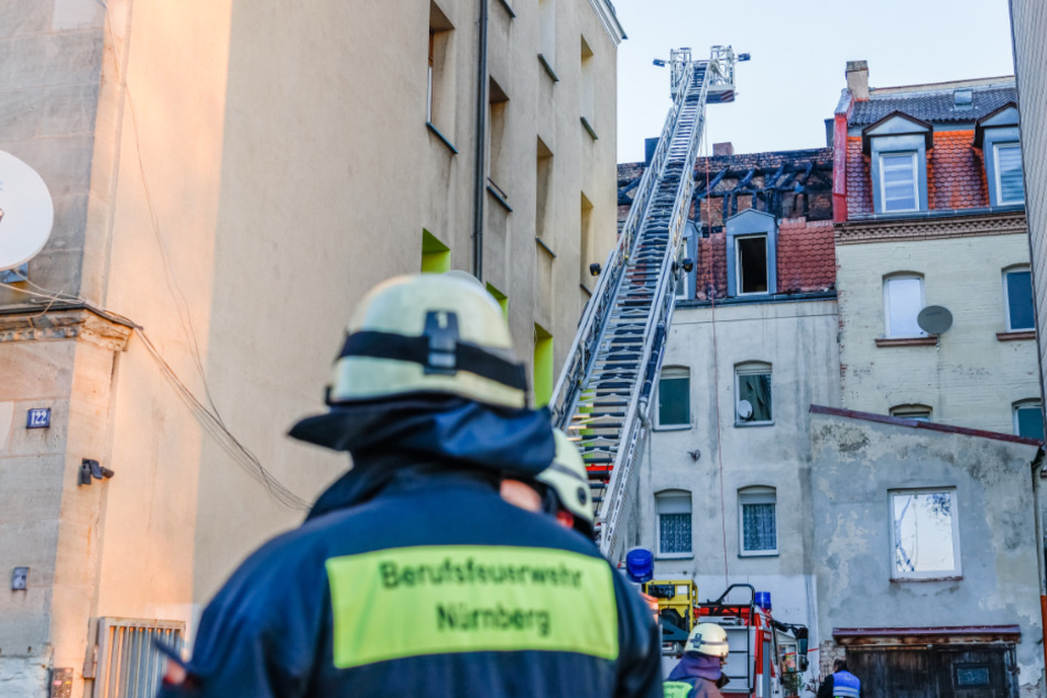 Dachstuhl in Nürnberg geht in Flammen auf: Feuerwehrmann verletzt