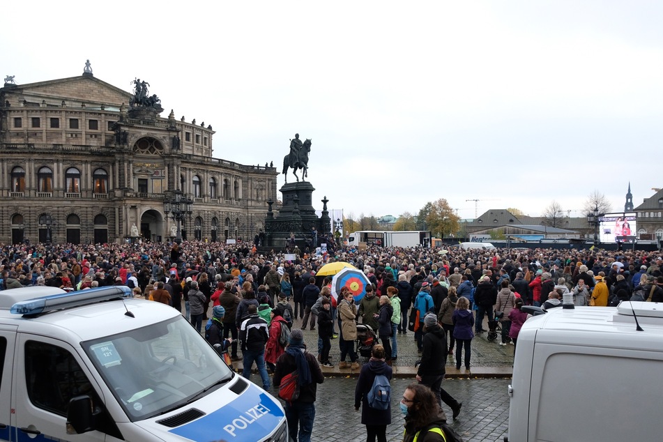 Mehr als 1000 Menschen der Bewegung "Querdenken 351" demonstrierten Ende Oktober auf dem Theaterplatz. Die Veranstalter sind mit einem Eilantrag vor Gericht für eine Demo am heutigen Samstag gescheitert.