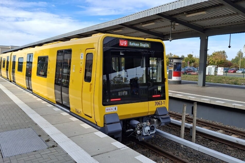 Noch sind die Neuwagen auf der U5 zu Hause. Die Zielbeschilderung zeigt für das Foto aber schon das neue Einsatzgebiet.