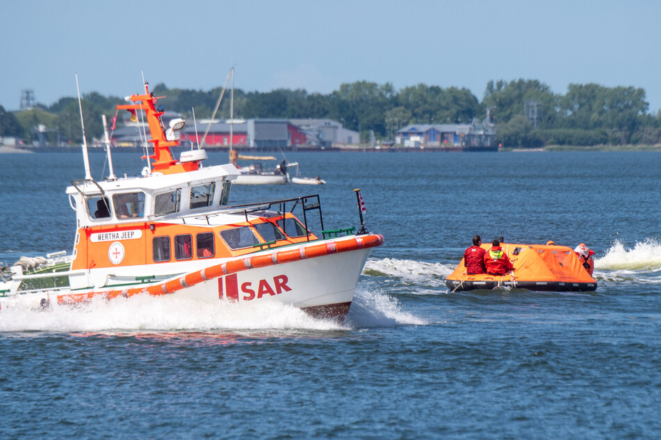 An diesem Sonntag laden die Helfer wieder zum traditionellen "Tag der Seenotretter". Viele Rettungsstationen an Nord- und Ostsee sind für Interessierte geöffnet.