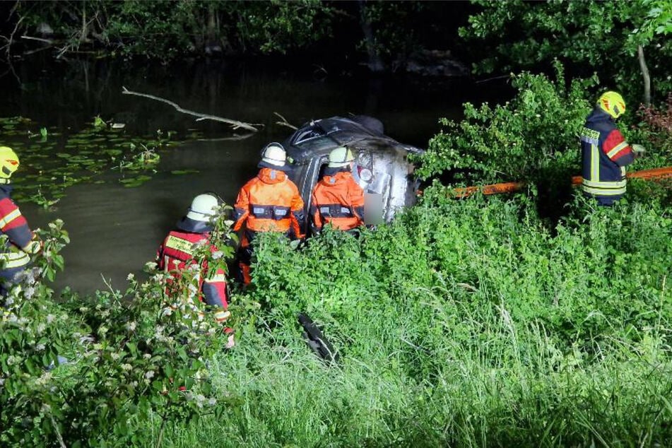 Die Bergung des Autos forderte mehrere Feuerwehren aus dem Umkreis.