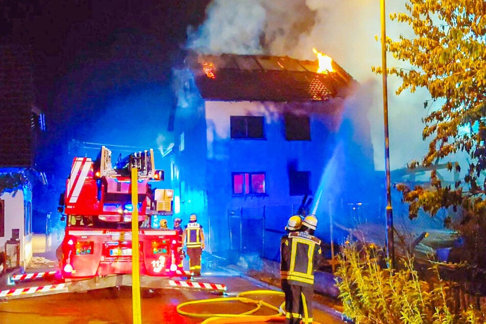 Flammen in Scheune greifen auf Wohnhäuser über: 16-Jähriger verletzt, Millionenschaden