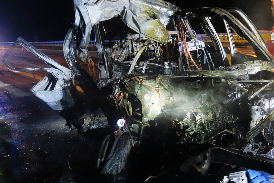 Unfall A1: Betrunkener Fahrer kracht mit Transporter in Lkw und wird schwer verletzt
