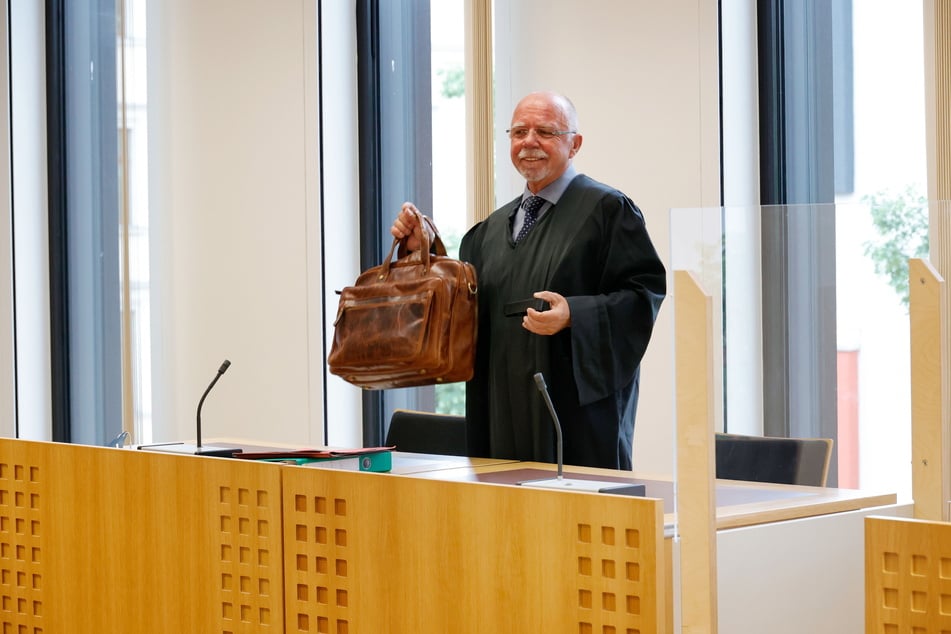Wo bleibt bloß der Angeklagte? Verteidiger Ralf Werner Krause wartete vergeblich.