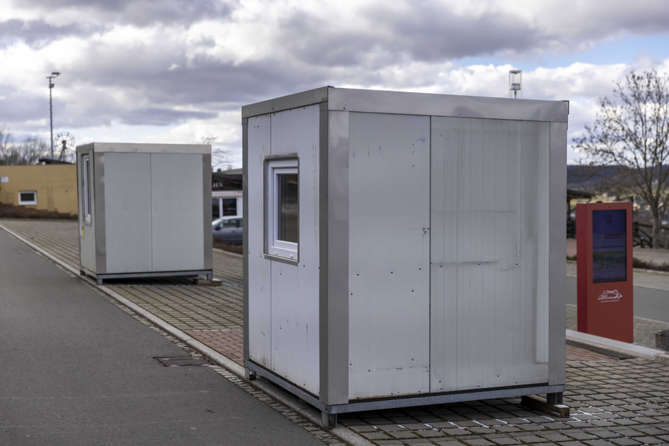 Versuchsgebiet der Hoffnungsvollen: Diese zwei Test-Container auf dem Parkplatz "Rost's Wiesen" kommen vom ADAC. Wenn das Konzept aufgeht, könnte der Automobilklub das System auch am Sachsenring nutzen.