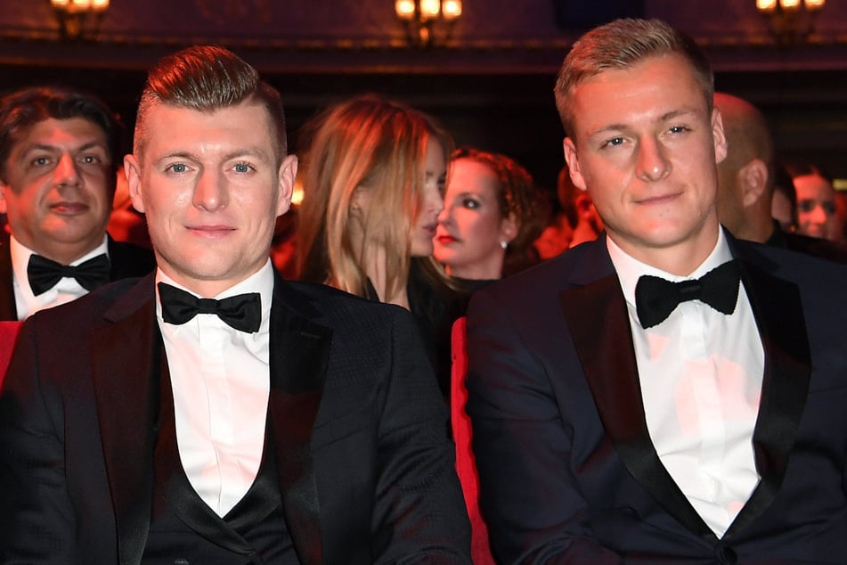 Für ihren Fußballpodcast "Einfach mal luppen" werden die Brüder Toni (34) und Felix Kroos (33, r.) mit der "1Live-Krone" ausgezeichnet. (Archivbild)