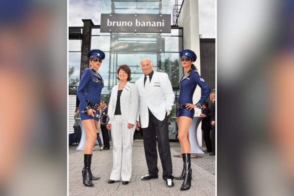 Modeschauen mit Eyecatcher: Senior-Chef Wolfgang Jassner mit Ehefrau Inge und "Bodygards" 2007 bei der Vorstellung der neuen Frühjahrskollektion.