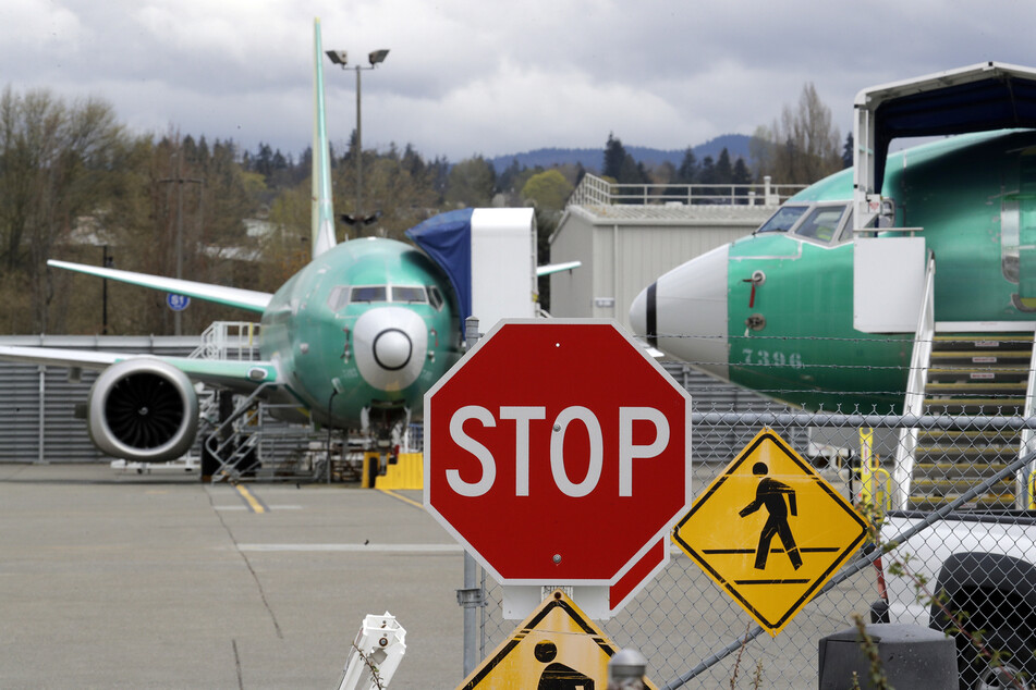 Boeing 737 Max 8 Jets sind hinter einem Stoppschild geparkt.
