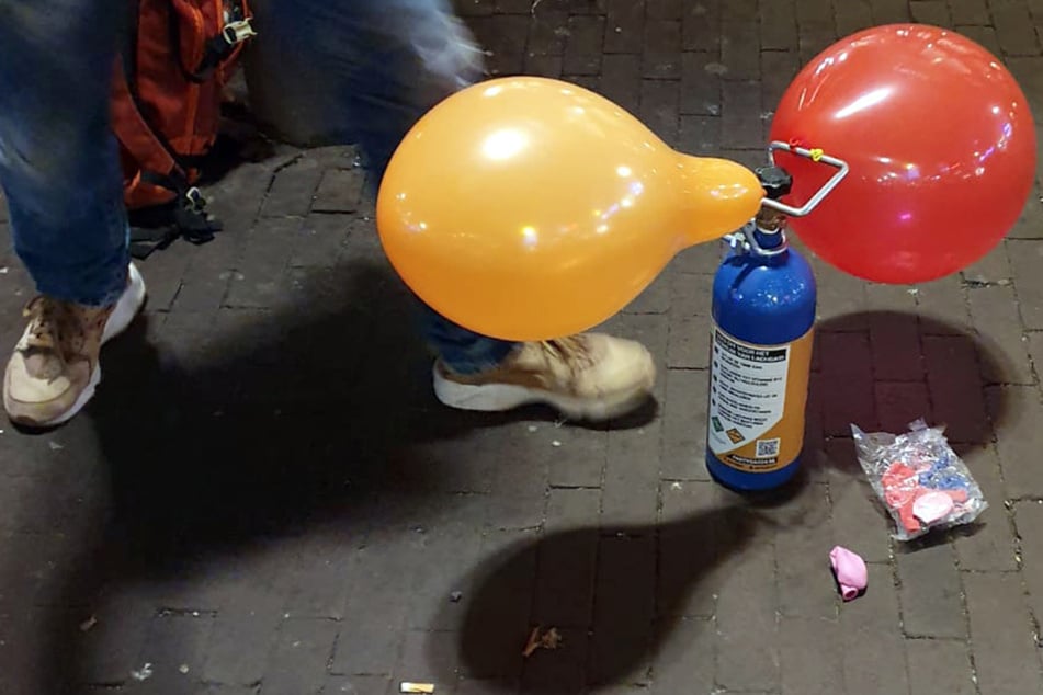 Jugendliche versprühen Lachgas in Zug: Fahrgäste schreiten ein!