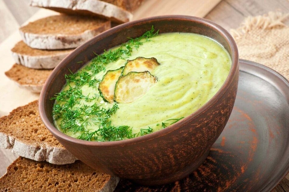 Eine leckere Zucchinicremesuppe kann mit passenden Gewürzen im Geschmack variiert werden.
