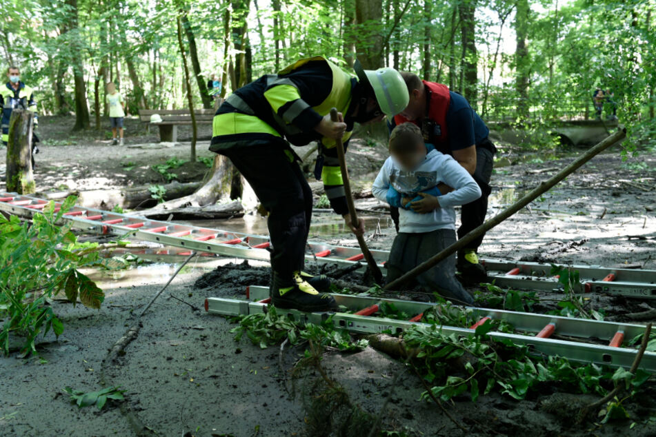 Die Feuerwehr befreite den Bub aus seiner misslichen Lage.