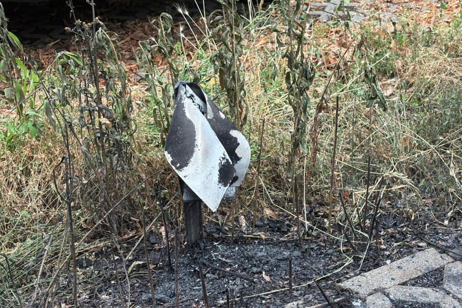 Schilder zeigten an, dass die Parkplätze reserviert waren.