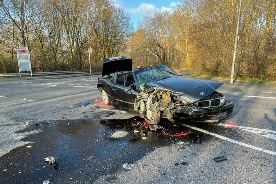 Nach Autorennen in Kön-Lindweiler: BMW kracht in Mercedes!