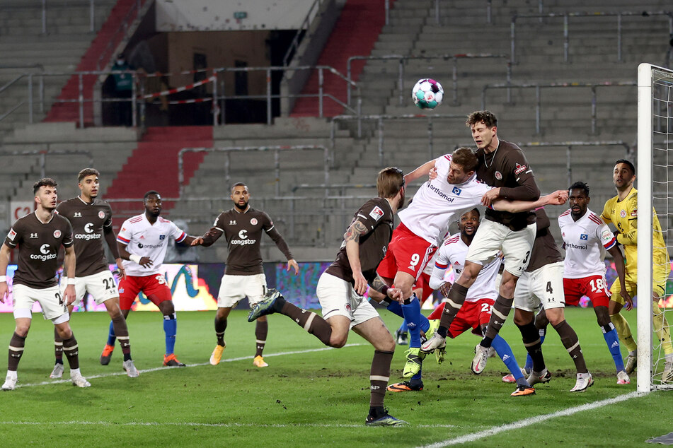 Der FC St. Pauli und der Hamburger SV lieferten sich viele Strafraumszenen auf beiden Seiten.