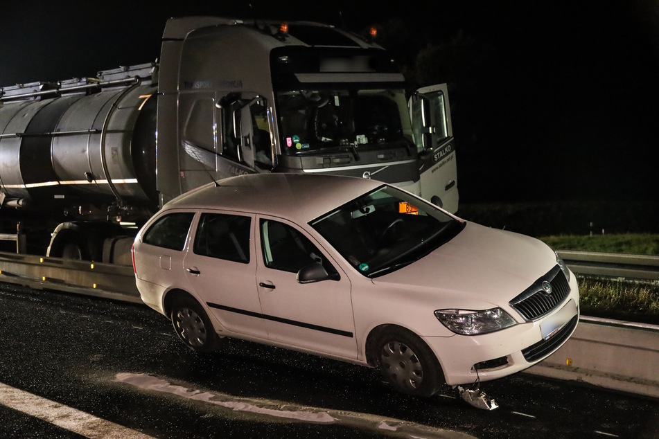 Auf der A72 kam es am Donnerstagabend zu einem Unfall: Dabei durchbrach ein Lkw eine Betonleitplanke, ein Skoda kam darauf zum Stehen. Glücklicherweise gab es keine Verletzten.
