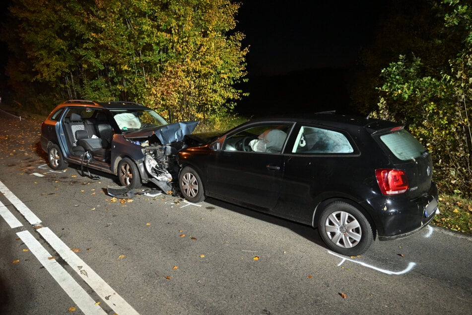 Zwei Autos krachten am Mittwoch frontal zusammen.
