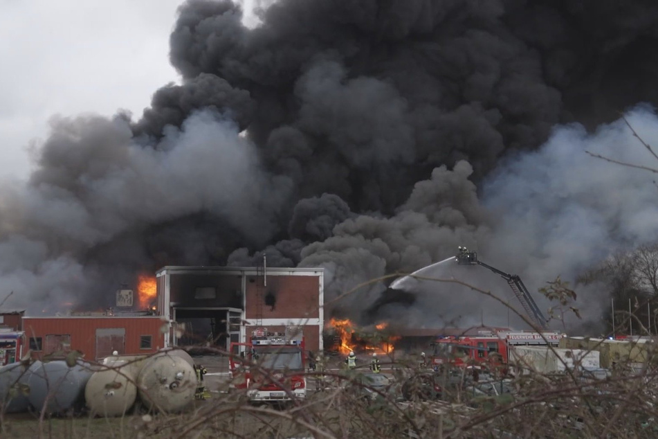 Einsatzkräfte der Feuerwehr kämpfen gegen den Großbrand in Syke.