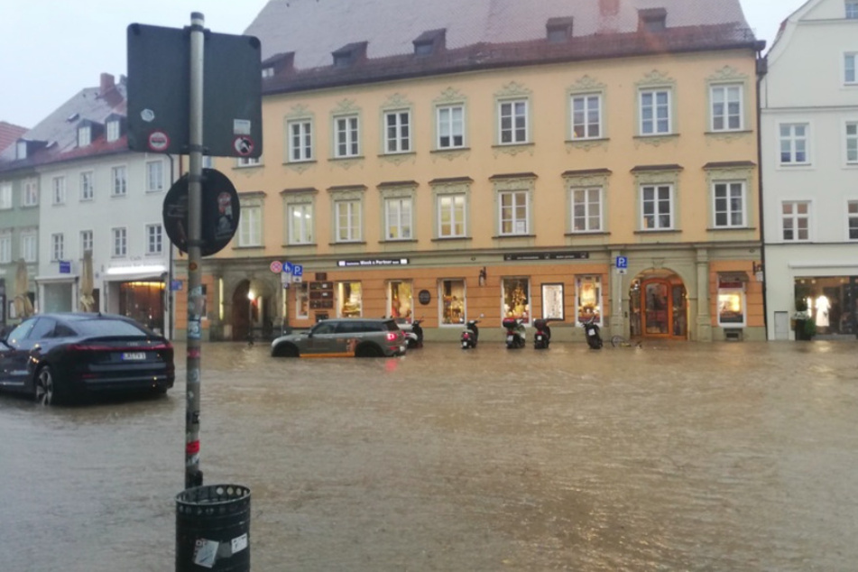 Wasser hat nach starkem Regen die Innenstadt von Landshut überflutet.