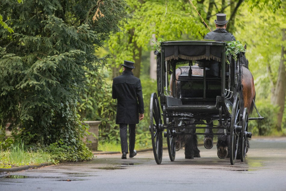 Auf dem Melatenfriedhof in Köln finden sich die Gräber zahlreicher berühmter Persönlichkeiten, wie von Dirk Bach (†51), Willi Herren (†45) oder auch Alfred Biolek (†87). (Archivbild)