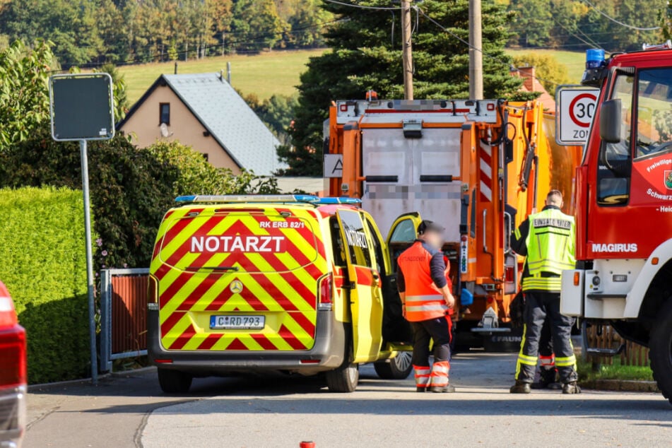 Tödlicher Unfall in Schwarzenberg (Erzgebirge): Auf dem Heilig-Acker-Weg wurde ein Mann (68) von einem tonnenschweren Müllauto erfasst.