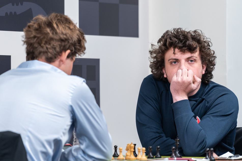 Hans Niemann (20, hinten) hätte wohl nicht gedacht, wie sehr er in den öffentlichen Fokus durch einen Sieg gegen Magnus Carlsen (32) geraten würde. (Archivfoto)