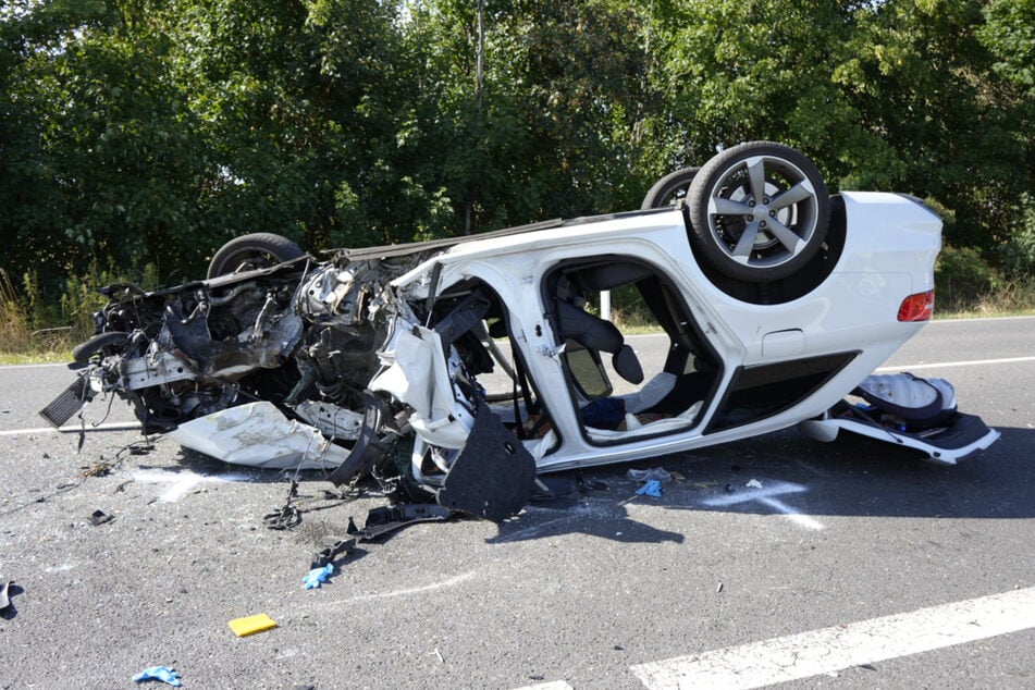 Die Vorderseite des Audi ist bei dem Crash eingedrückt worden.