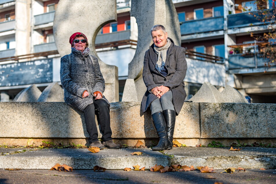 Karin Kracht (75, l.) und Jakoba Kracht-Rehn (59) freuen sich, dass der Brunnen endlich saniert wird.