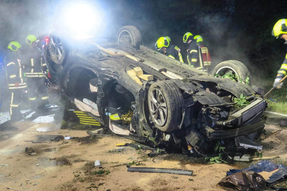Der Opelfahrer kam von der Fahrbahn ab, fuhr in eine Böschung und krachte in einen gefällten Baum. Nach einem anschließenden Überschlag blieb er auf dem Dach liegen.