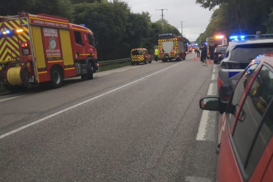 Bei dem Unfall nordwestlich von Paris rutschte ein Bus, der mit 50 Fahrgästen besetzt war, in einen Graben.
