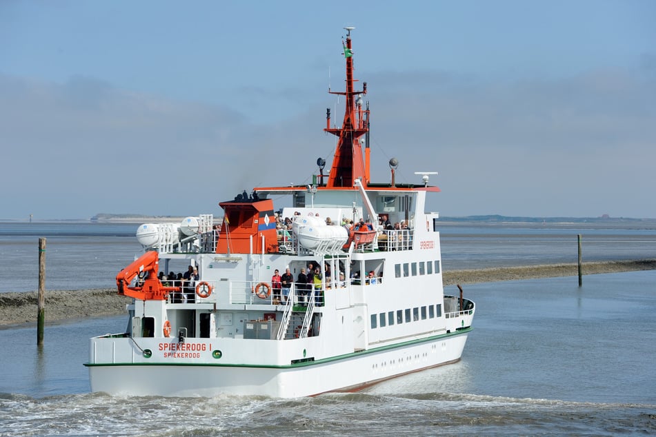 Das Seebäderschiff "Spiekeroog I" verlässt mit Touristen an Bord den Hafen.