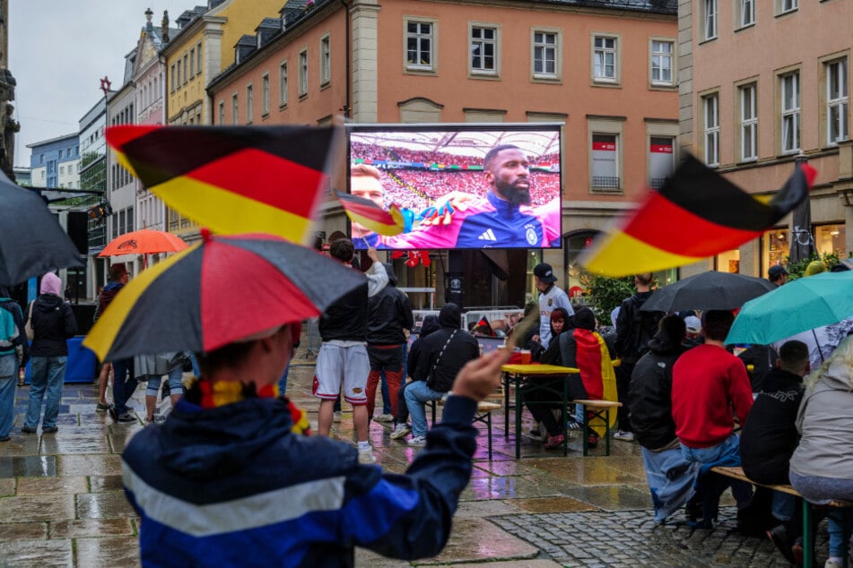 Die richtigen Fan-Accessoires durften natürlich auch nicht fehlen.