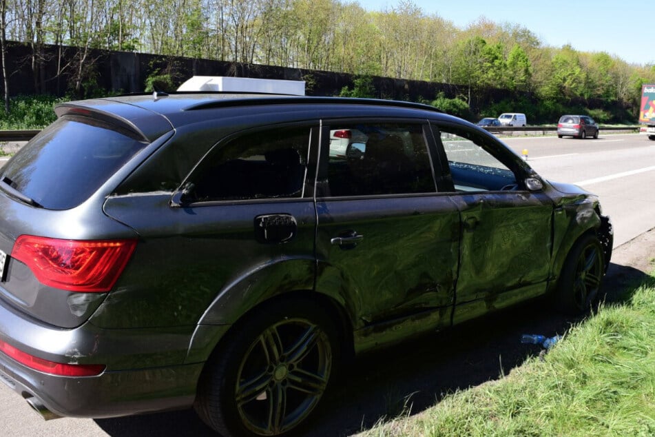 Der Audi Q7 geriet außer Kontrolle und krachte auf der A4 bei Köln gegen einen Sattelzug.