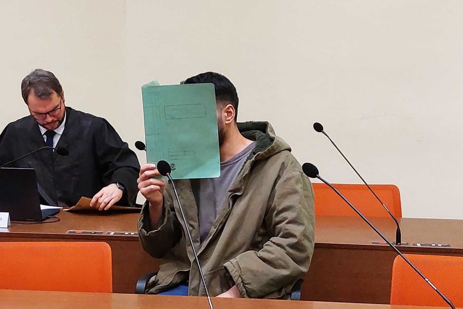 Farhad N. verdeckt im Gericht sein Gesicht.