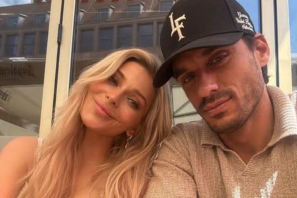 Ex-Bundesliga-Torwart Raphael Wolf (37) ist seit April 2025 offiziell der neue Mann an der Seite der Schlagersängerin.