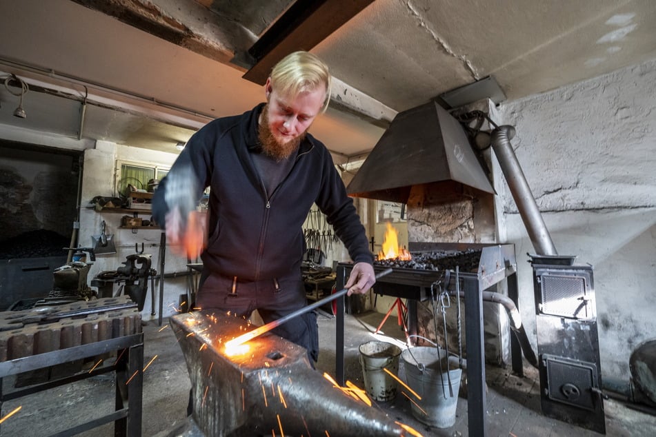 Das Eisen schmieden, solange es heiß ist: Metallbau-Meister Benjamin Ehrhardt (31) will das Handwerk in Grüna erhalten.