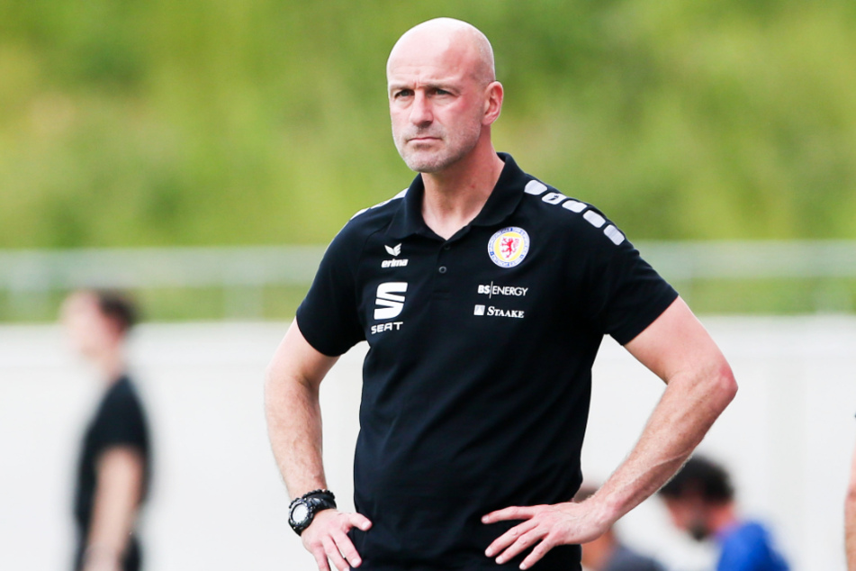 Marco Antwerpen (48) stieg mit Eintracht Braunschweig in die 2. Bundesliga auf, darf seine Arbeit bei den "Löwen" aber nicht fortsetzen.