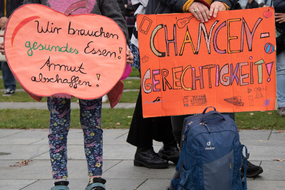 Armutsbetroffene erzählten auf der Demonstration in Berlin ihre Geschichte.