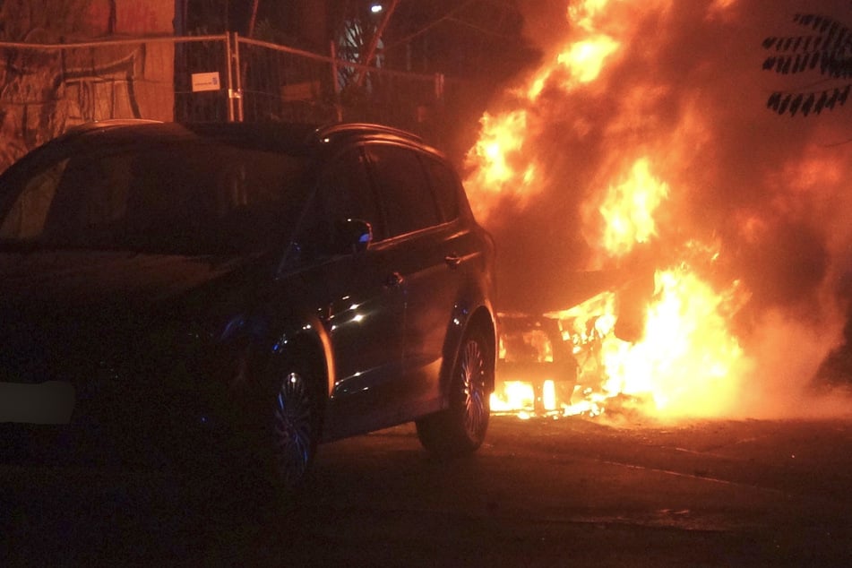 Leipzig: Feuerteufel schlägt wieder zu? Auto fackelt im Leipziger Osten ab