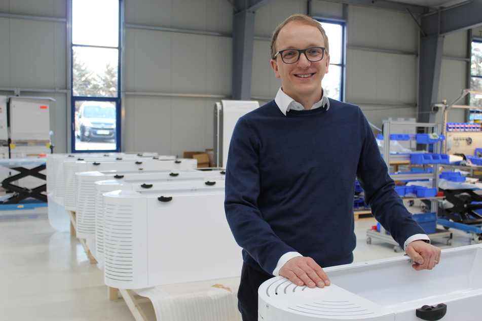ULT-Vorstand Alexander Jakschik (34) in der Produktion der Raumluftreiniger gegen Corona-Viren.