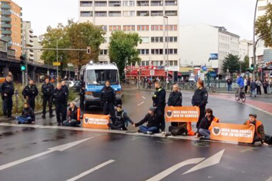 Trotz hohen Polizeiaufgebots konnten Klima-Aktivisten am Dienstag die Straße am Kottbusser Tor blockieren.