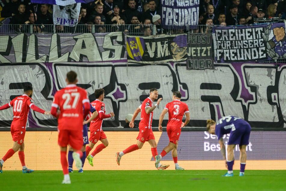 Angreifer Timmy Thiele (33, 3.v.r.) stach gegen Aue schon wieder und erlebt derzeit, wie ganz Energie Cottbus, seinen zweiten Frühling.