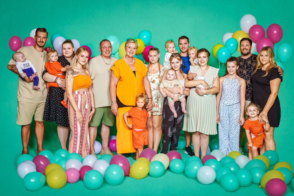20 Wollnys (inklusive Partnern) auf einem Foto: Bald startet die neue Staffel der Familie-Soap bei RTLZWEI!