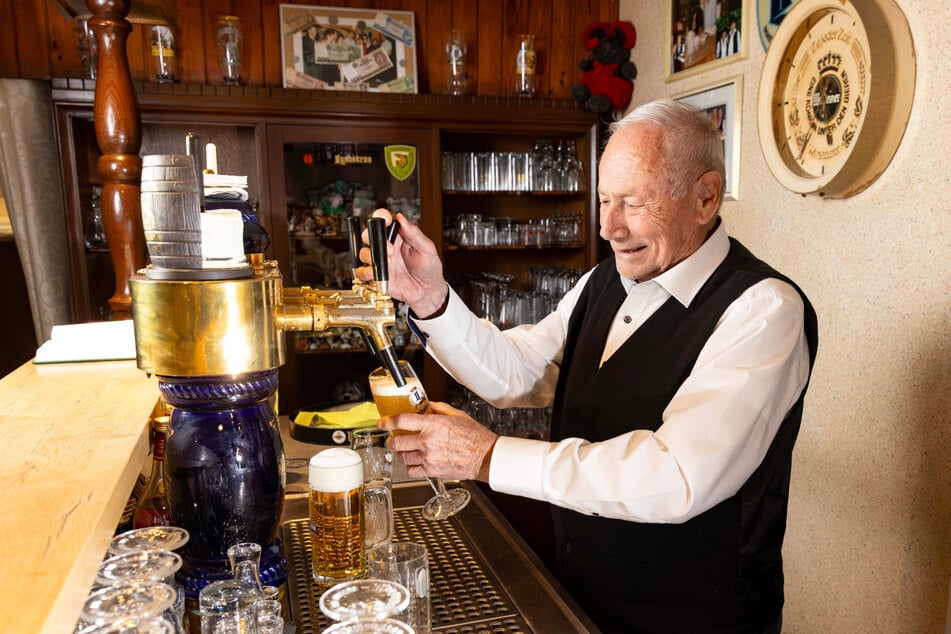 90 Jahre alt und kein bisschen müde: Manfred Lehmann beim Bierzapfen am Tresen.