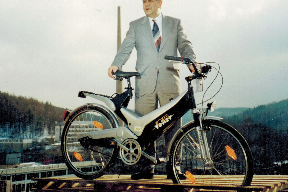 1995 posierte Eberhard Bredel mit dem Rad auf dem MZ-Werksgelände.