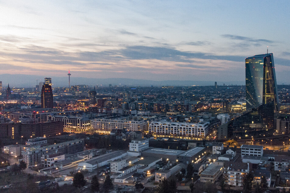 Die Skyline von Frankfurt am Main in Hessen.