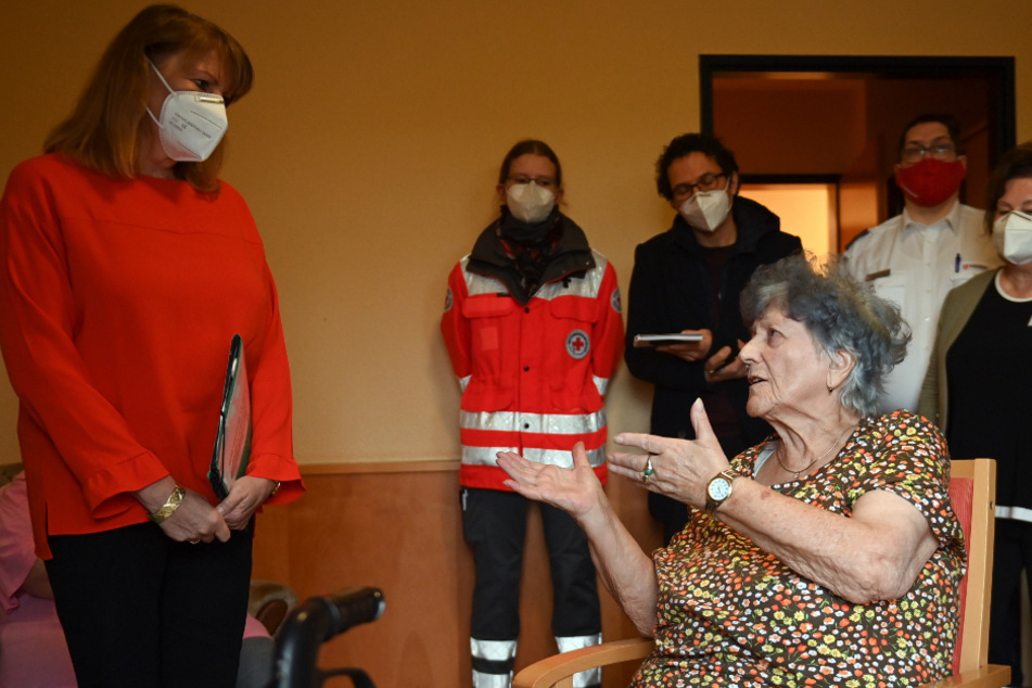 Die Allererste: Hanna Hertzsch (85) aus Zwickau erhielt am Sonntag die erste Corona-Impfung in Sachsen (links: Gesundheitsministerin Köpping).